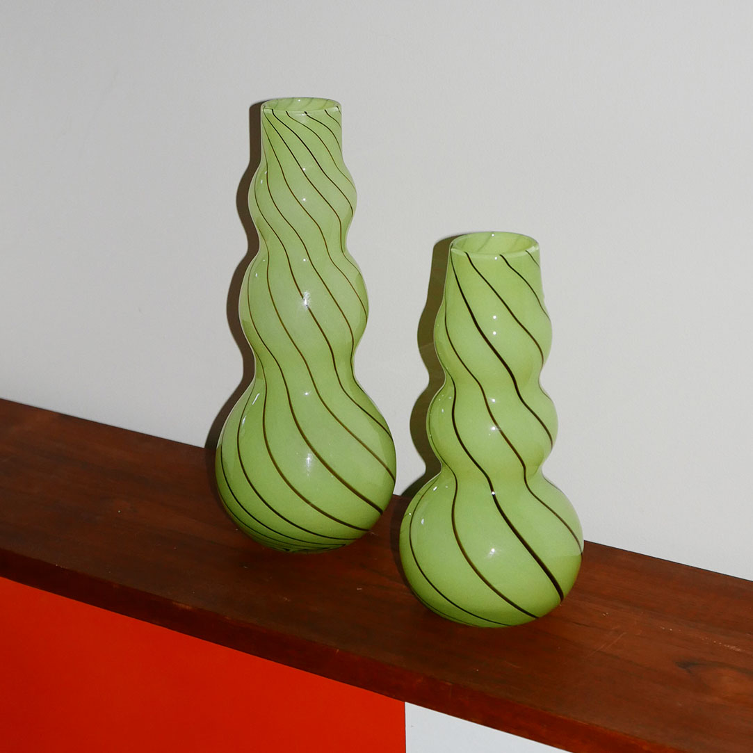 2x art glass vase