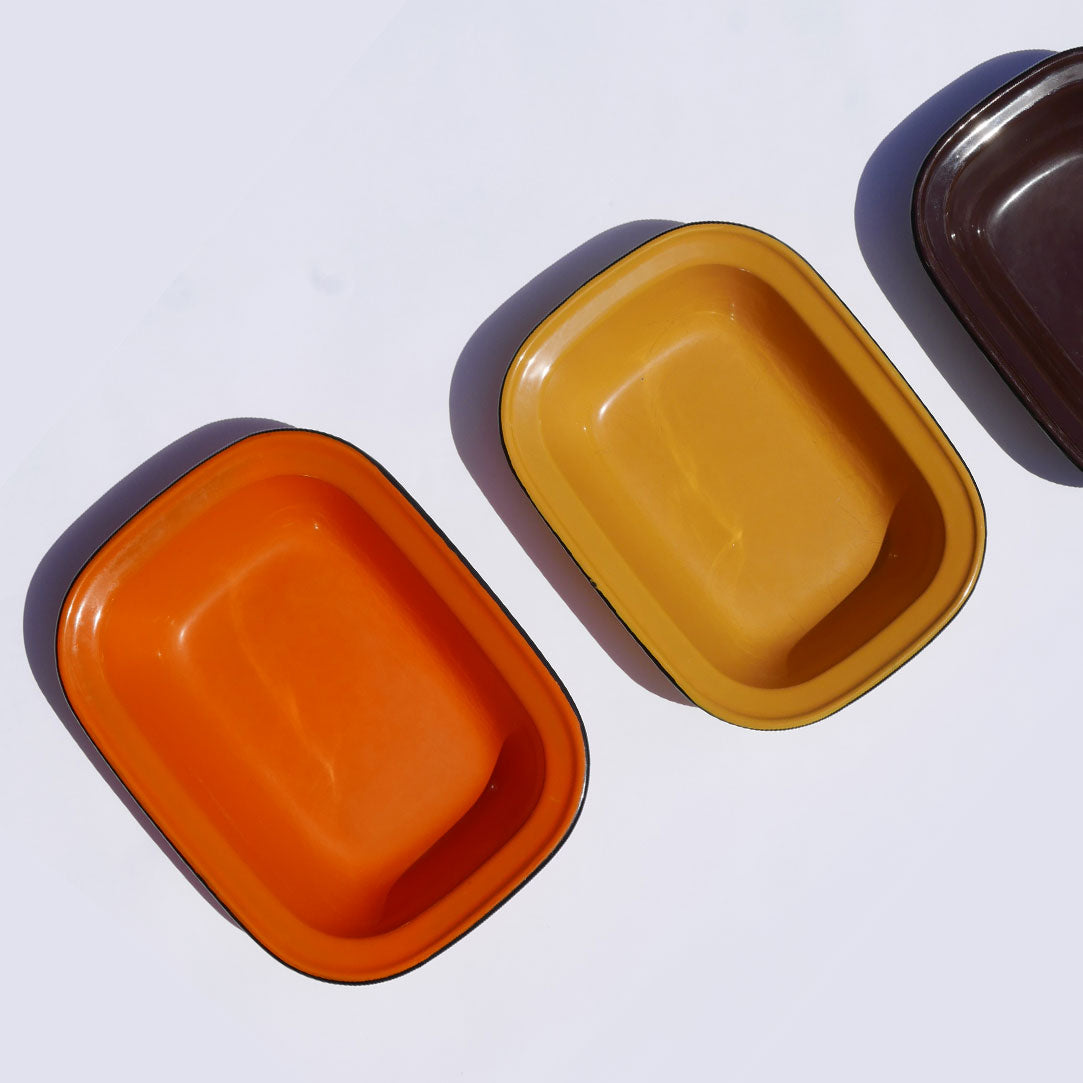 3x enamelware dishes