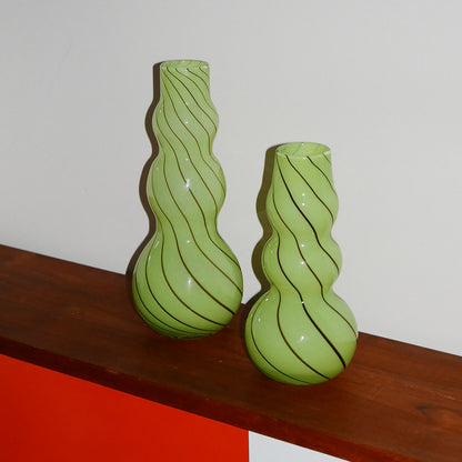 2x art glass vase